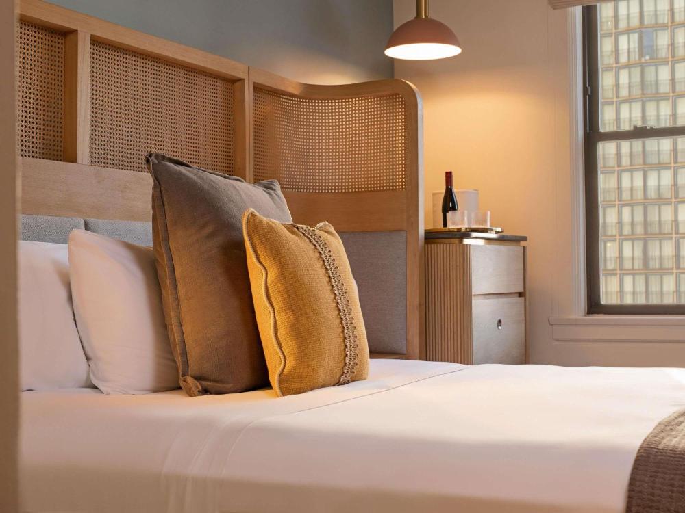 Classic Queen Room with Cityview interior