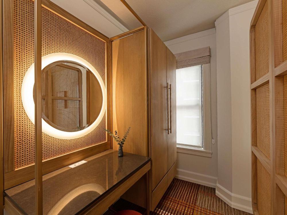 Premier Corner King Suite with City View interior